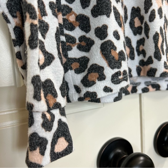 Fornia Girls Long-sleeve Knit Shirt in Leopard, Size L (12) - Picture 6 of 7